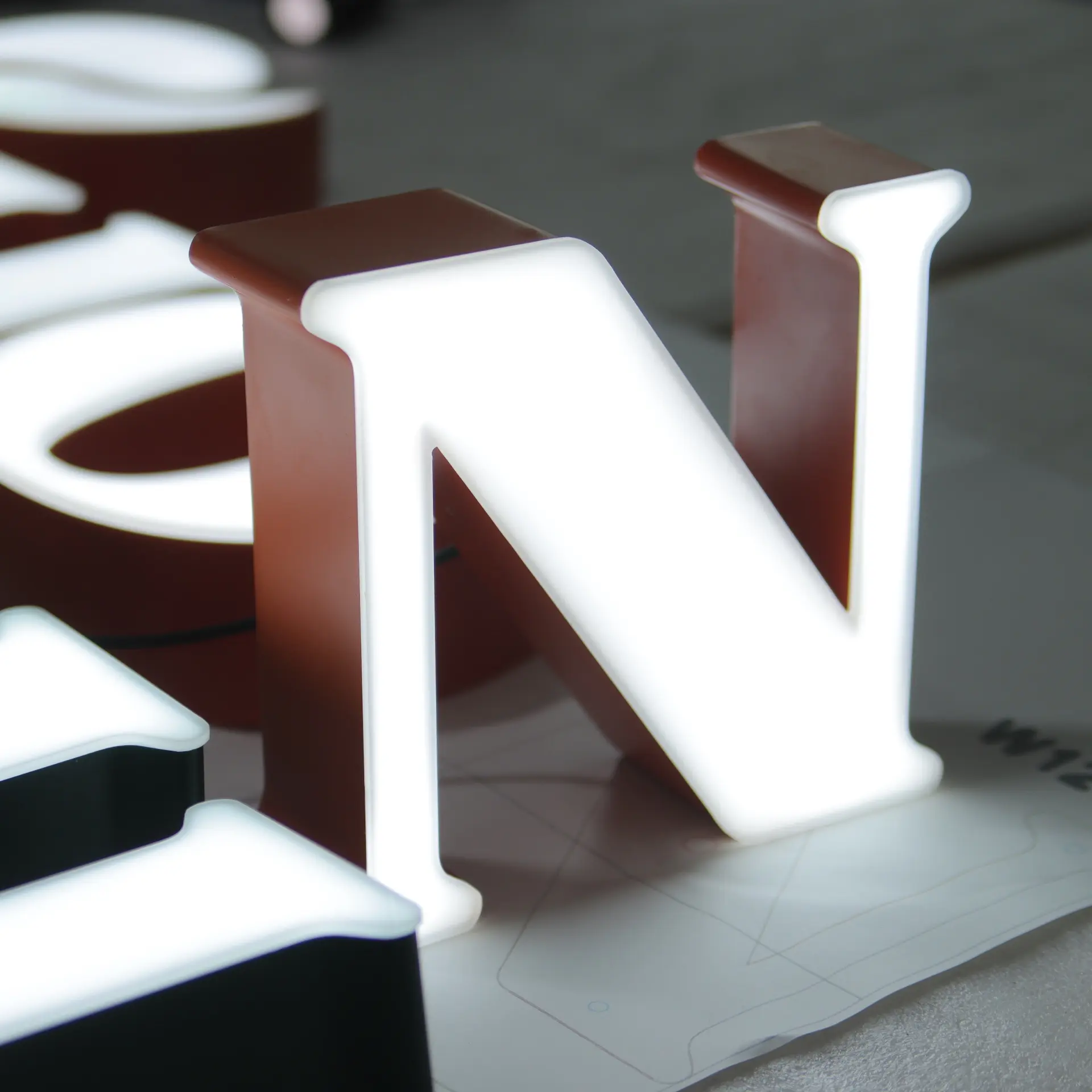 Volumeletters — verlichte gevelreclame op maat door Ledter.art